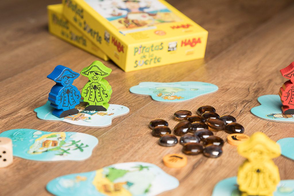 Piratas de la suerte es uno de los juegos de mesa infantiles por menos de diez euros