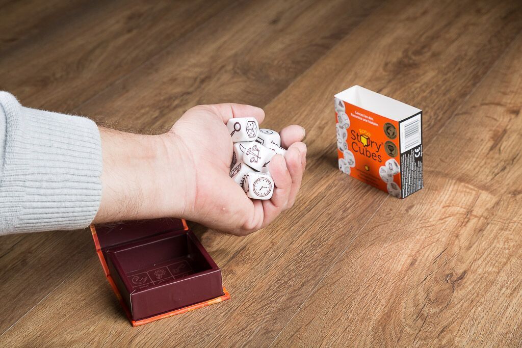 Story cubes, otro de los juegos para enseñar a tus hijos a jugar a juegos de mesa